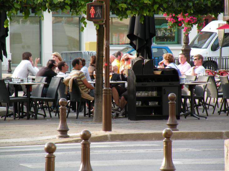 personnes attablées à une terrasse de café, forum